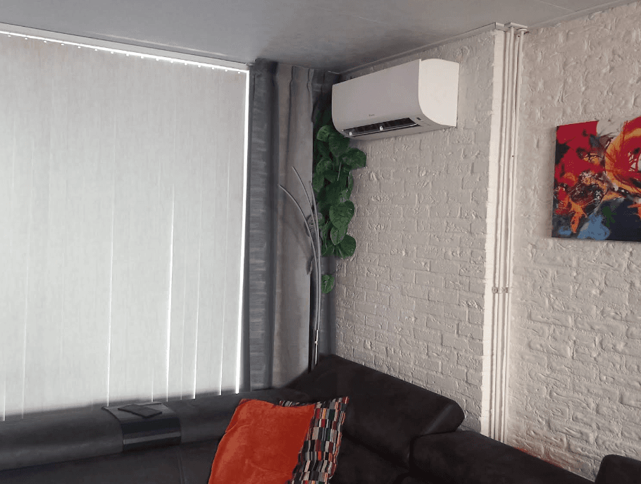 Airco geplaatst in een moderne woonkamer